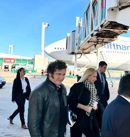 El presidente, Javier Milei, y la secretaria general de la Presidencia, Karina Milei, en el aeropuerto de Ezeiza