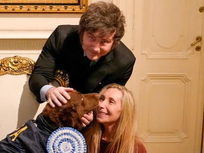 El presidente Javier Milei y la secretaria general de la Presidencia Karina Milei, recibieron al can Hela en Casa Rosada