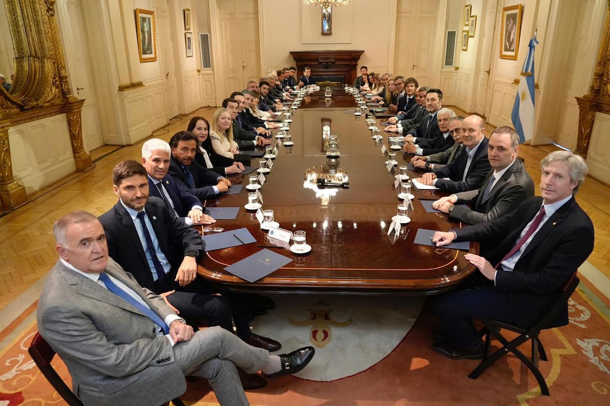 El presidente Javier Milei y los gobernadores reunidos en la Casa Rosada luego de las elecciones legislativas de octubre