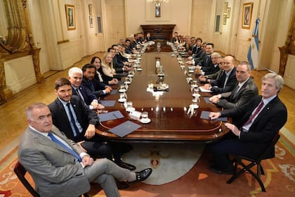El presidente Javier Milei y su Gabinete, con gobernadores de distintas provincias
