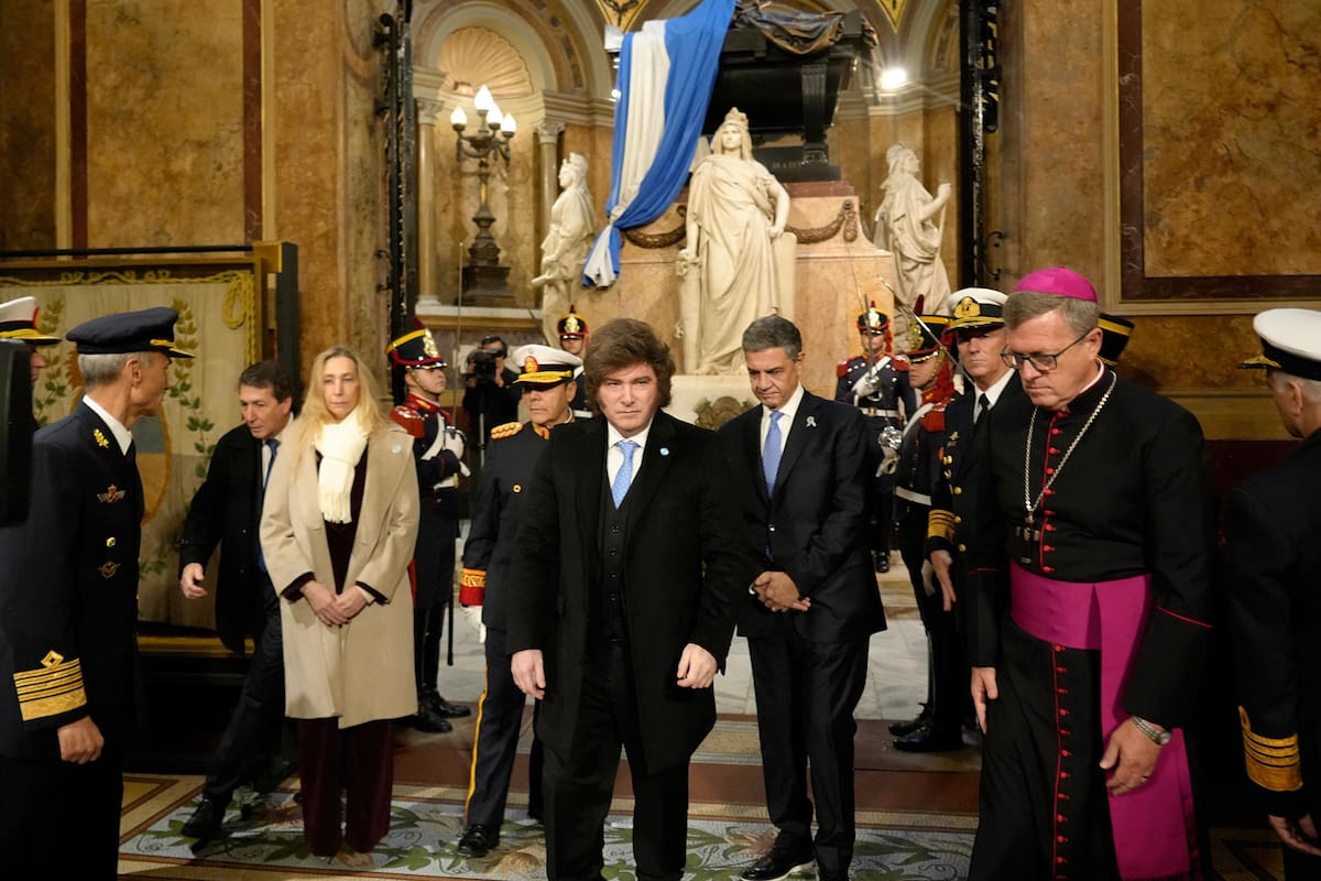 El presidente Javier Milei y su hermana Karina Milei, con el arzobispo de Buenos Aires, monseñor Jorge García Cuerva, en la Catedral