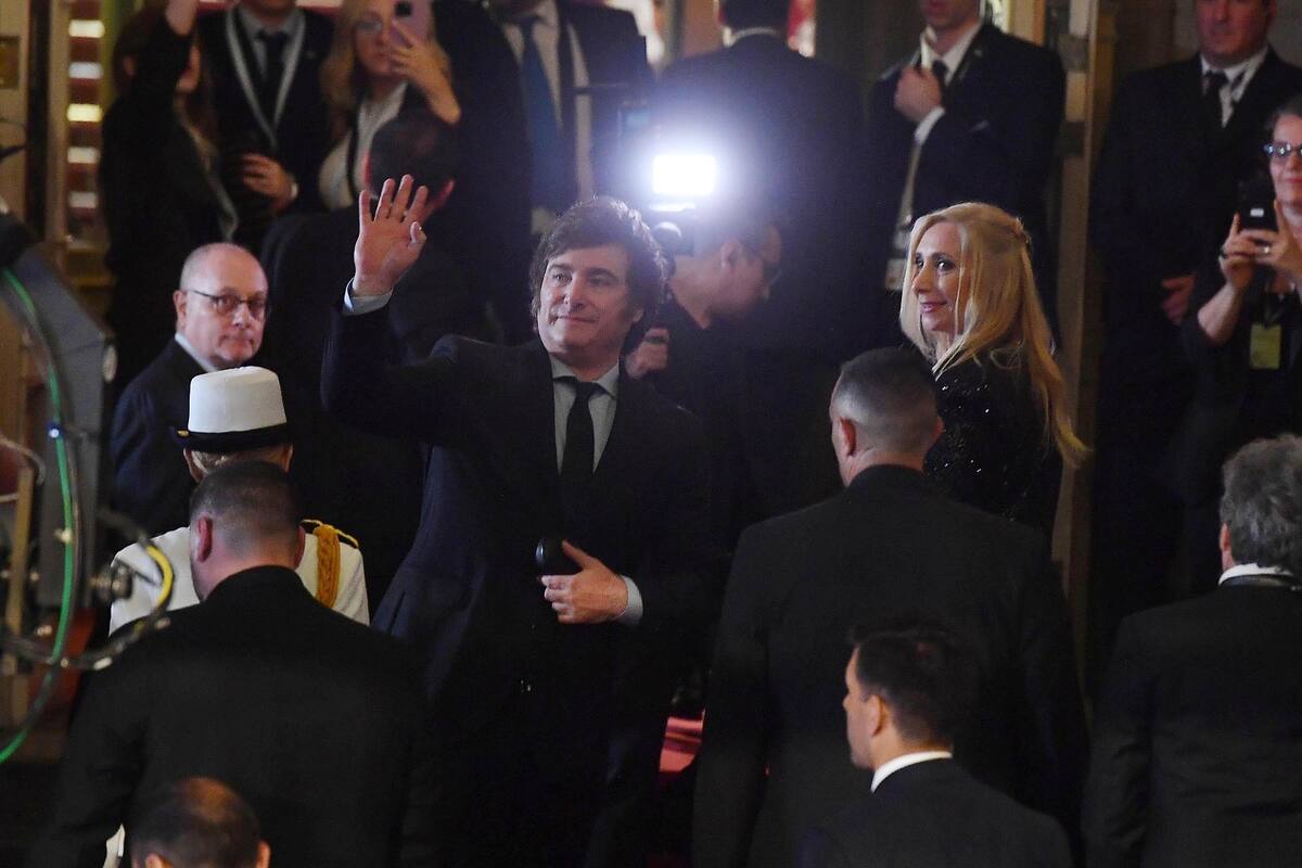 El presidente Javier Milei y su hermana, Karina, al llegar al Teatro Colón