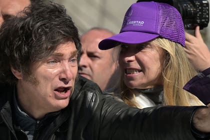 El presidente Javier Milei y su hermana, la secretaria general de la Presidencia, Karina Milei, en un acto de campaña.
