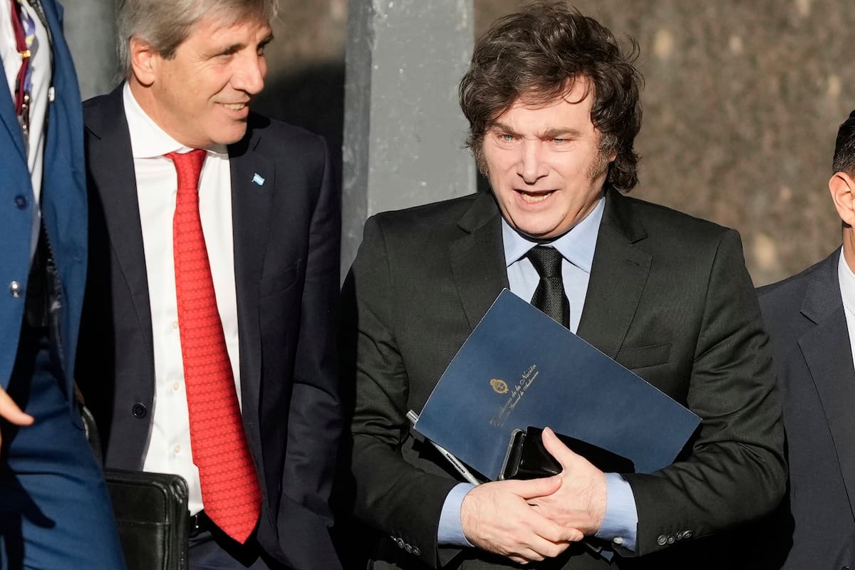 El presidente Javier Milei y su ministro de Economía, Luis Caputo
