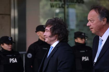 El presidente Javier Mileijunto a Juan Nápoli, titular del Banco de Valores S.A. y excandidato a senador nacional por LLA