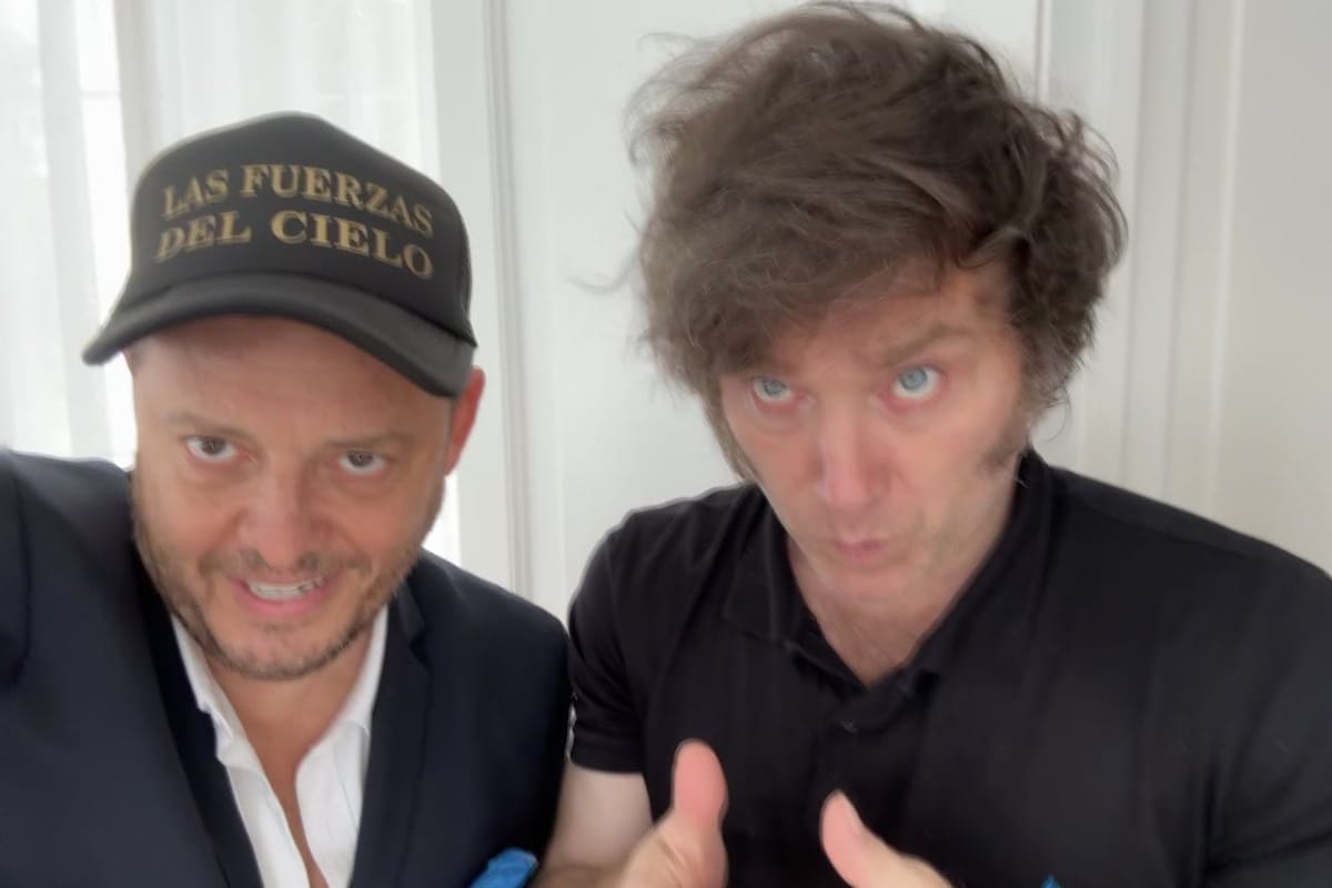 El presidente, Javier Milie, junto a su jefe de asesores económicos, Demian Reidel