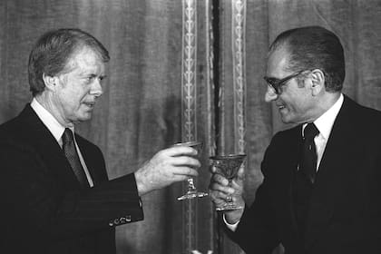 El presidente Jimmy Carter brinda por el sha Mohammad Reza Pahlavi de Irán