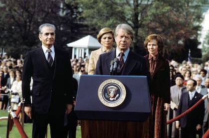 El presidente Jimmy Carter dándole la bienvenida al sha en la Casa Blanca en 1977