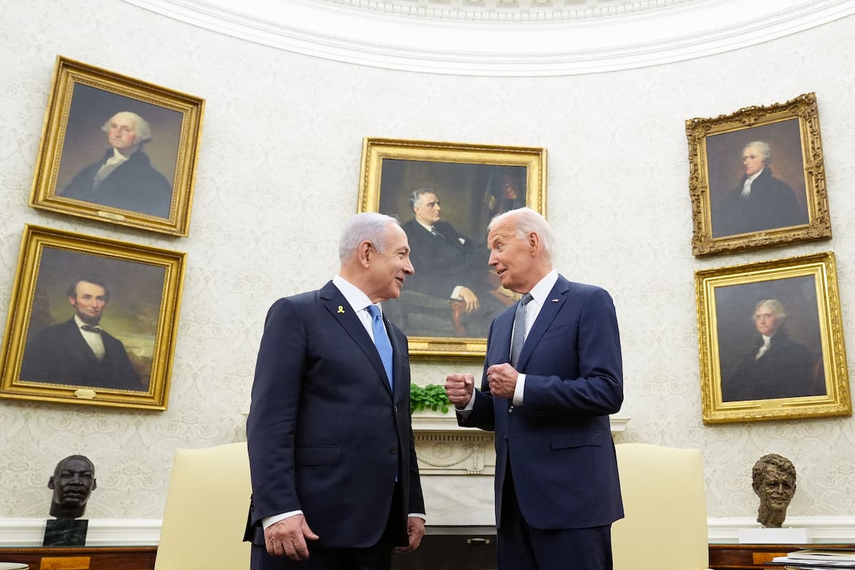 El presidente Joe Biden, a la derecha, conversa con el primer ministro israelí Benjamin Netanyahu, a la izquierda, en el Despacho Oval de la Casa Blanca en Washington, el 25 de julio de 2024