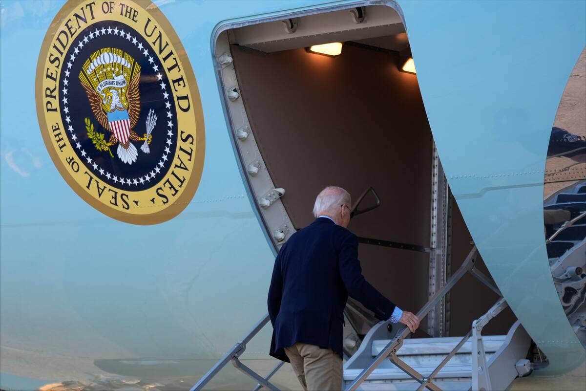 El presidente Joe Biden aborda el Air Force One en la base militar Andrews, Maryland, en octubre pasado