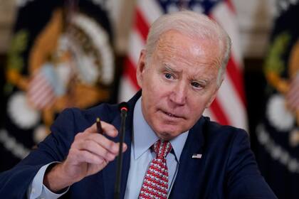 El presidente Joe Biden ajusta su micrófono durante una reunión en la Casa Blanca, el martes 4 de abril de 2023. (AP Foto/Patrick Semansky)