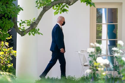 El presidente Joe Biden anuncia nuevas normas para los trabajadores federales con el fin de combatir al COVID-19, el jueves 29 de julio de 2021 en el Salón Este de la Casa Blanca, en Washington. (AP Foto/Susan Walsh)