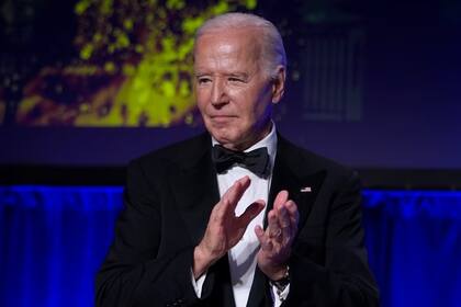El presidente Joe Biden aplaude al concluir la cena de la Asociación de Corresponsales de la Casa Blanca en el Washington Hilton, el sábado 27 de abril de 2024, en Washington.