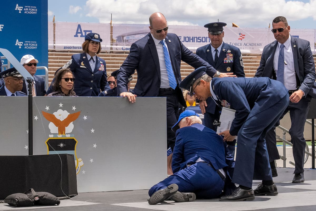 El presidente Joe Biden cae de un escenario durante la ceremonia de graduación de la Academia de la Fuerza Aérea de Estados Unidos, el jueves 1 de junio de 2023, en Colorado Springs, Colorado. (AP Foto/Andrew Harnik)