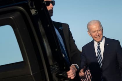El presidente Joe Biden camina hacia su limusina blindada a su llegada a la Royal Air Force Mildenhall, Suffolk, Inglaterra (foto de archivo)