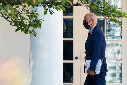 El presidente Joe Biden camina hacia su oficina tras regresar a la Casa Blanca luego de una visita a la Escuela Secundaria Brooklnad en Washington.  (AP Foto/Manuel Balce Ceneta)