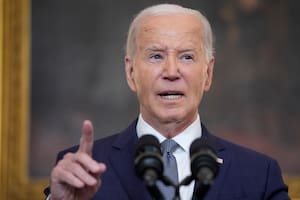El presidente Joe Biden comenta sobre el veredicto en el juicio de dinero a cambio de silencio contra el expresidente Donald Trump y sobre Oriente Medio, desde el Comedor Estatal de la Casa Blanca, el viernes 31 de mayo de 2024, en Washington. (AP Foto/Evan Vucci)