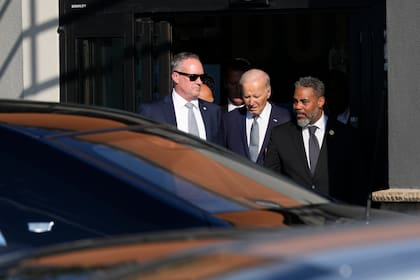 El presidente Joe Biden con el representante Steve Horsford (demócrata por Nevada) tras visitar Mario's Westside Market en Las Vegas, el 16 de julio del 2024. (Foto AP/Susan Walsh)
