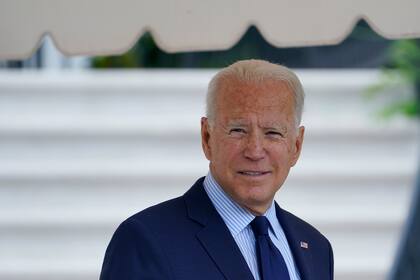 El presidente Joe Biden cruza el jardín de la Casa Blanca, Washington, 16 de julio de 2021. Biden se reunirá con representantes del sector privado el mes próximo para analizar problemas de ciberseguridad, informaron fuentes del gobierno el miércoles 21 de julio de 2021. (AP Foto/Susan Walsh)