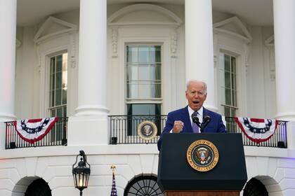 El presidente Joe Biden da un discurso durante la celebración por el Día de la Independencia en la Casa Blanca, el domingo 4 de julio de 2021, en Washington. (AP Foto/Patrick Semansky)