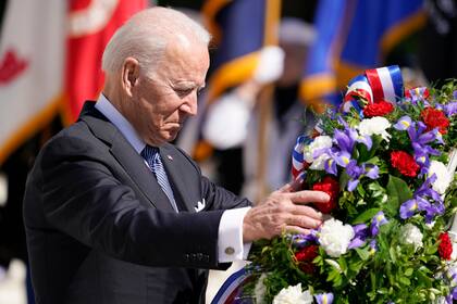 El presidente Joe Biden deja una corona de flores en el Cementerio Nacional de Arlington para conmemorar el Día de los Caídos en Guerras, en Arlington, Virginia, el 31 de mayo de 2021. (AP Foto/Alex Brandon)