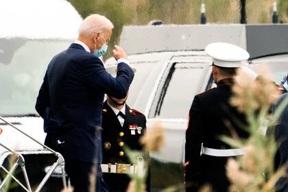 El presidente Joe Biden desciende del helicóptero presidencial Marine One el viernes 17 de septiembre de 2021 en Rehoboth Beach, Delaware. (AP Foto/Manuel Balce Ceneta)