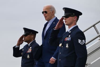 El presidente Joe Biden desembarca del Air Force One, en Pittsburgh. (ANDREW CABALLERO-REYNOLDS / AFP)