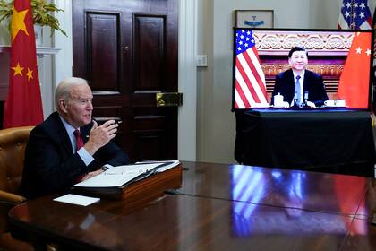 El presidente Joe Biden dialoga por video con el mandatario chino, Xi Jinping, desde la Sala Roosevelt de la Casa Blanca en Washington, el 15 de noviembre de 2021. (Foto AP/Susan Walsh, archivo)