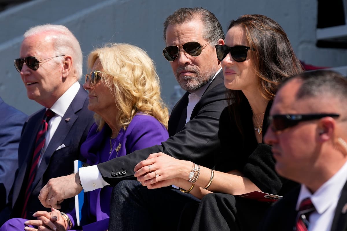 El presidente Joe Biden en la ceremonia de graduación de su nieta Maisy Biden con la primera dama, Jill Biden, su hijo Hunter y su hija Ashley, en la Universidad de Pensilvania, en Filadelfia, el 15 de mayo de 2023. (AP/Patrick Semansky)