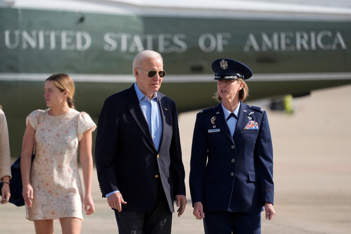 El presidente Joe Biden es escoltado por la coronela de la Fuerza Aérea, Angela Ochoa, comandante de la 89a. Unidad de Transporte Aéreo, en su llegada a la Base de la Fuerza Aérea de Andrews, Maryland., el miércoles 12 de junio de 2024. (AP Foto/Alex Brandon)