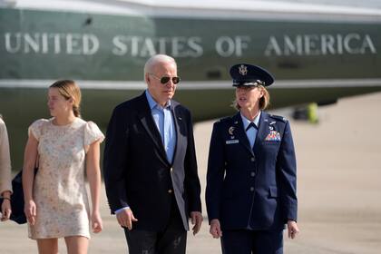 El presidente Joe Biden es escoltado por la coronela de la Fuerza Aérea, Angela Ochoa, comandante de la 89a. Unidad de Transporte Aéreo, en su llegada a la Base de la Fuerza Aérea de Andrews, Maryland., el miércoles 12 de junio de 2024. (AP Foto/Alex Brandon)