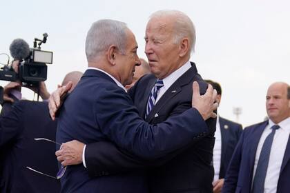 El presidente Joe Biden es recibido por el primer ministro israelí, Benjamin Netanyahu, tras llegar al aeropuerto internacional Ben Gurion, el 18 de octubre de 2023, en Tel Aviv. (AP Foto/Evan Vucci)