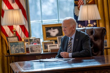 El presidente Joe Biden escucha un informe sobre la respuesta federal a los incendios forestales en el área de Los Ángeles, el viernes 10 de enero de 2025, en la Oficina Oval de la Casa Blanca, en Washington