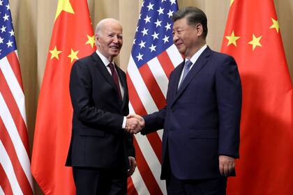 El presidente Joe Biden estrecha la mano del presidente chino Xi Jinping antes de una reunión bilateral, el sábado 16 de noviembre de 2024, en Lima, Perú. (Leah Millis/Foto vía AP)