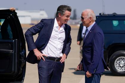 El presidente Joe Biden habla con el gobernador de California, Gavin Newsom en el aeropuerto de Mather, California, 13 de setiembre de 2021. AP Foto/Evan Vucci)