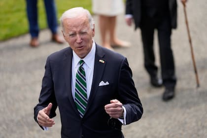 El presidente Joe Biden habla con la prensa en Aras an Uachtarain, el palacio presidencial en Dublín, Irlanda, el jueves 13 de abril de 2023