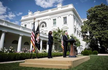 El presidente Joe Biden habla con los periodistas mientras la vicepresidenta Kamala Harris observa en el Jardín de las Rosas de la Casa Blanca el 13 de mayo de 2021.