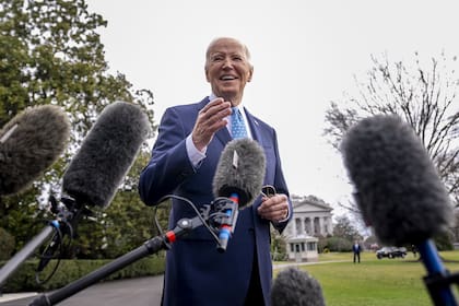 El presidente Joe Biden habla con los periodistas en el jardín sur de la Casa Blanca, en Washington. (AP/Andrew Harnik)