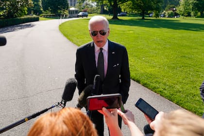El presidente Joe Biden habla con los reporteros en la Casa Blanca, en Washington, el lunes 30 de mayo de 2022. (AP Foto/Andrew Harnik)
