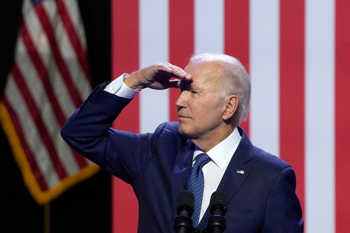 El presidente Joe Biden habla de democracia y el legado del senador republicano por Arizona John McCain mientras ve a sus simpatizantes en el Centro para las Artes de Tempe, el jueves 28 de septiembre de 2023, en Tempe, Arizona. (AP Foto/Ross D. Franklin)