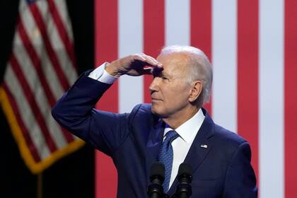 El presidente Joe Biden habla de democracia y el legado del senador republicano por Arizona John McCain mientras ve a sus simpatizantes en el Centro para las Artes de Tempe, el jueves 28 de septiembre de 2023, en Tempe, Arizona. (AP Foto/Ross D. Franklin)