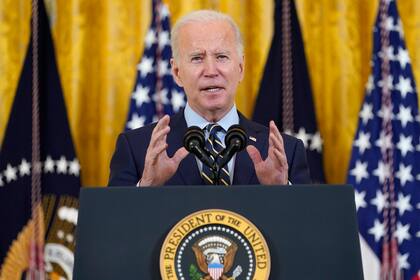 El presidente Joe Biden habla desde la Sala Este de la Casa Blanca en Washington, el lunes 6 de diciembre de 2021, sobre los planes de su gobierno para reducir los costos de los medicamentos recetados. (AP Foto/Susan Walsh)