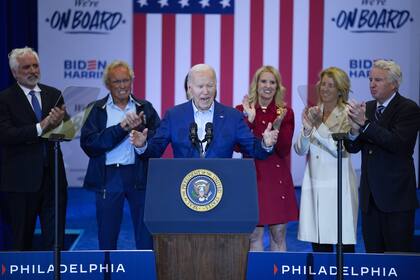 El presidente Joe Biden habla durante un evento de campaña en Filadelfia, el jueves 18 de abril de 2024, con miembros de la familia Kennedy.
