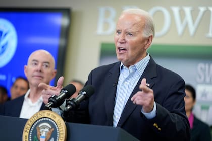 El presidente Joe Biden habla durante una visita a la frontera sur de Estados Unidos, el jueves 29 de febrero de 2024, en Brownsville, Texas. A la izquierda está el secretario de Seguridad Nacional, Alejandro Mayorkas. (AP Foto/Evan Vucci)