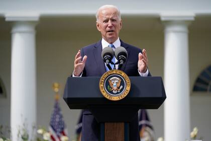 El presidente Joe Biden habla en la Rosaleda de la Casa Blanca el jueves 13 de mayo de 2021, en Washington. (AP Foto/Evan Vucci)