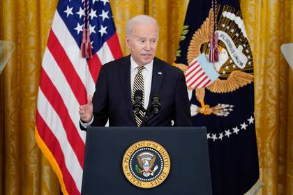 El presidente Joe Biden habla en la Sala Este de la Casa Blanca, el miércoles 16 de marzo de 2022, en Washington. (AP Foto/Patrick Semansky)