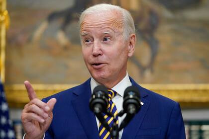 El presidente Joe Biden habla sobre la condonación de préstamos estudiantiles, en la Casa Blanca, el miércoles 24 de agosto de 2022, en Washington. (Foto AP/Evan Vucci)