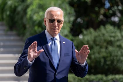 El presidente Joe Biden hace señas a los medios de comunicación mientras se dirige al Marine One en el Jardín Sur de la Casa Blanca en Washington, el 5 de octubre de 2024. (AP Foto/Ben Curtis)