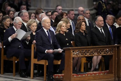 El presidente Joe Biden, la primera dama Jill Biden, la vicepresidenta Kamala Harris, el segundo caballero Doug Emhoff, el expresidente Bill Clinton, la ex primera dama Hillary Clinton, el expresidente George W. Bush, la ex primera dama Laura Bush, el expresidente Barack Obama,el presidente electo Donald Trump, su esposa Melania Trump, el ex vicepresidente Al Gore, el ex vicepresidente Mike Pence y otros, en el funeral del expresidente Jimmy Carter en la Catedral Nacional de Washington el 9 de enero del 2025. (AP foto/Ben Curtis)