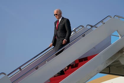El presidente Joe Biden llega a la Base de la Fuerza Aérea Andrews, en Maryland, el martes 3 de mayo de 2022. (Foto AP/Evan Vucci)